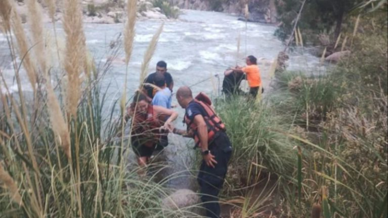 Exitoso rescate a personas que habían quedado atrapadas en el río